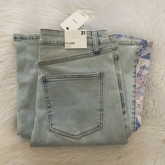 New Forever 21 Distressed Jegging Light Wash Size US29 / S-M main image 1